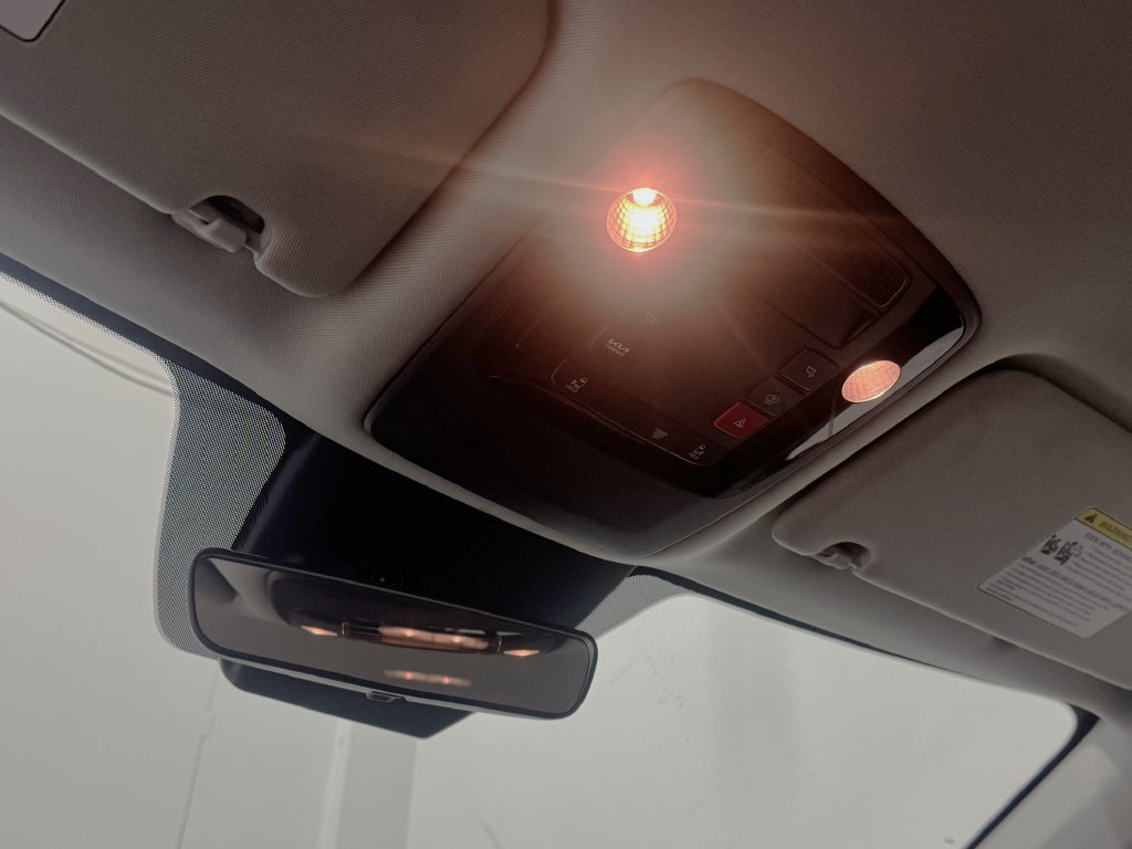 Used 2025 Kia Carnival FWD image 31