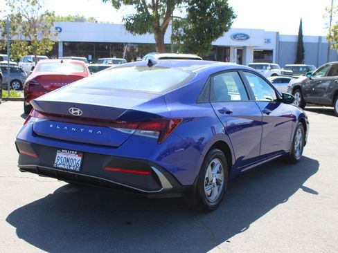 Used 2025 Hyundai Elantra SE image 7