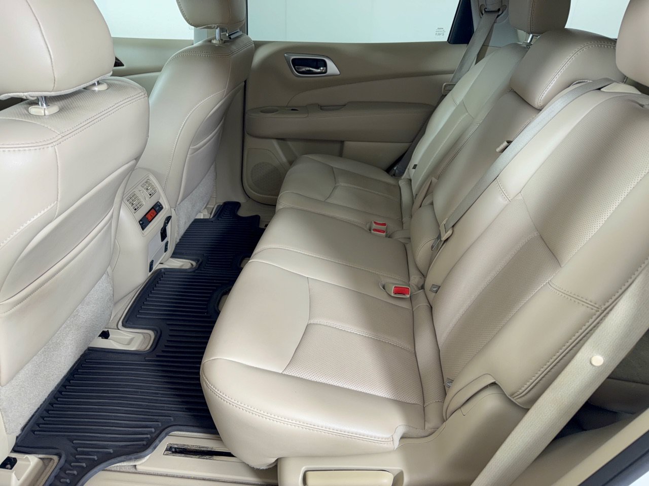 Used 2015 Nissan Pathfinder Platinum FWD image 28