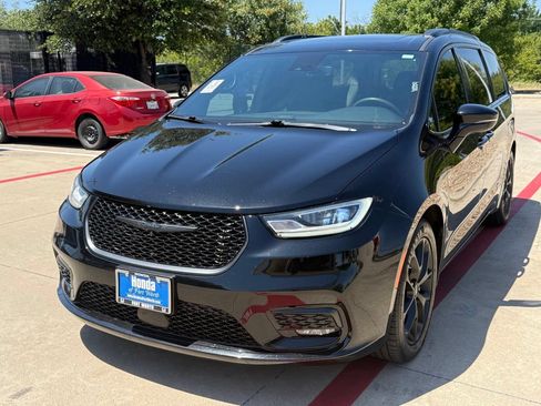 Used 2025 Chrysler Pacifica Limited FWD image 1