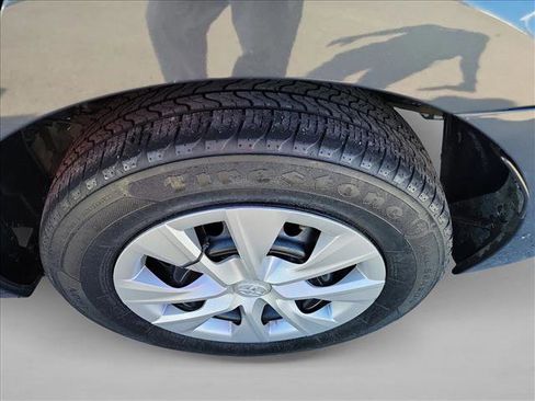 Used 2019 Toyota Corolla L image 12