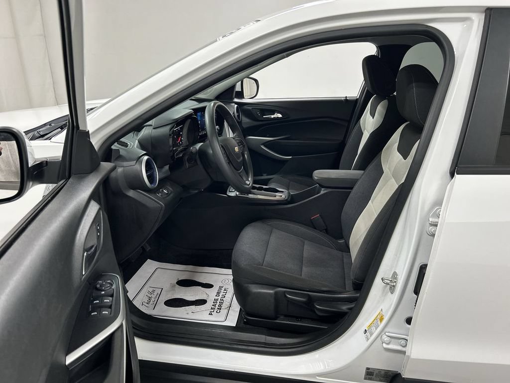 Used 2024 Chevrolet Trax LS w/ LS Convenience Package FWD image 9