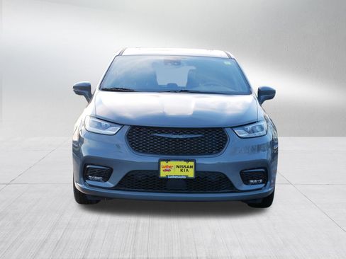 Used 2022 Chrysler Pacifica Limited w/ Uconnect Theater Family Group image 2