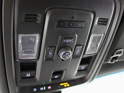 Used 2021 Chevrolet Suburban Z71 w/ Z71 Signature Package AWD/4WD image 73