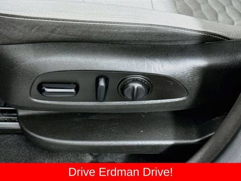 Used 2018 Chevrolet Equinox LT FWD image 12