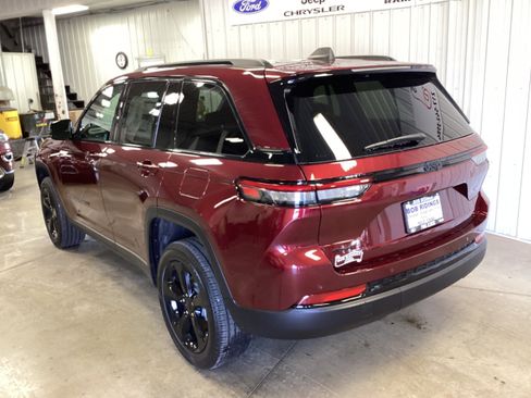 Used 2025 Jeep Grand Cherokee Altitude AWD/4WD image 3