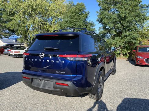 Used 2022 Nissan Pathfinder SV image 3