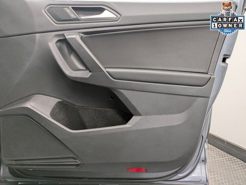 Used 2021 Volkswagen Tiguan SE w/ Panoramic Sunroof Package image 28