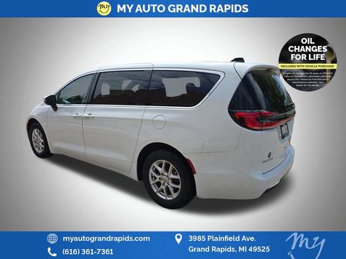 Used 2023 Chrysler Pacifica Touring-L FWD image 5