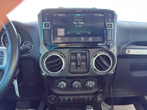 Used 2017 Jeep Wrangler Unlimited Rubicon image 12