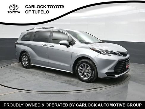 Used 2025 Toyota Sienna LE image 5