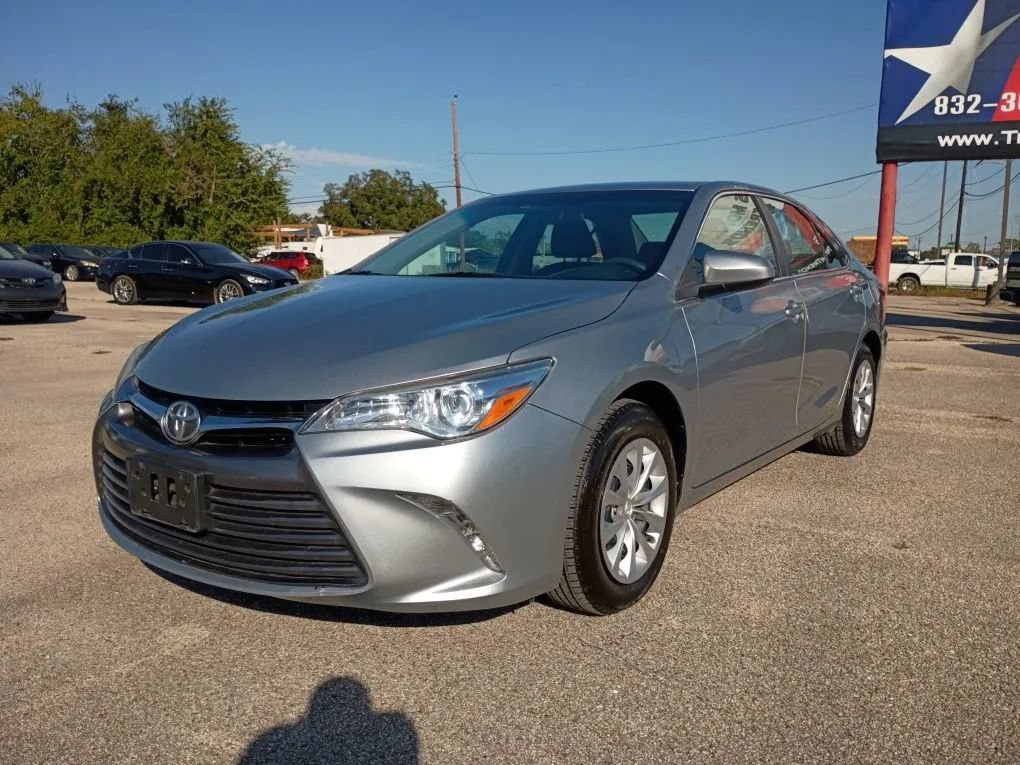 Used 2015 Toyota Camry LE FWD image 1