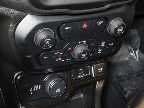 Used 2019 Jeep Renegade Limited w/ UConnect 8.4 Nav Group AWD/4WD image 25