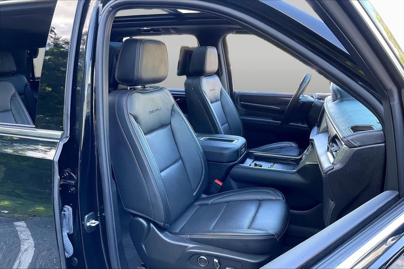 Used 2024 GMC Yukon Denali w/ Advanced Technology Package AWD/4WD image 8