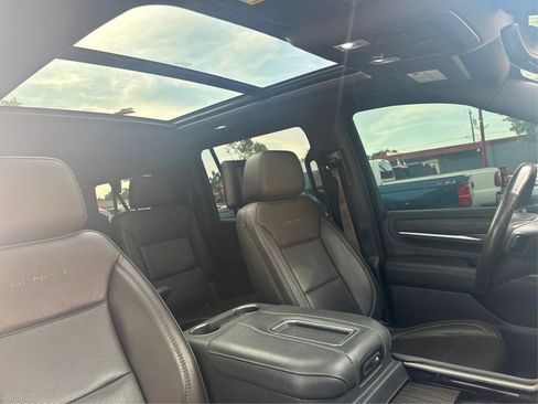 Used 2021 GMC Yukon XL Denali w/ Denali Premium Package AWD/4WD image 19