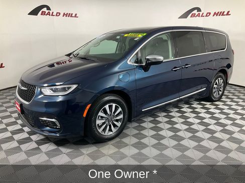 Certified 2023 Chrysler Pacifica Limited image 4