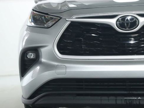 Used 2023 Toyota Highlander LE AWD/4WD image 6