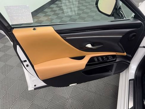 Certified 2025 Lexus ES 350 w/ Accessory Package (Z1) FWD image 9