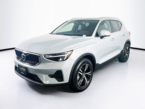 Used 2025 Volvo XC40 B5 Core AWD/4WD image 3