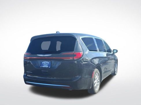 Used 2024 Chrysler Pacifica Touring-L image 3