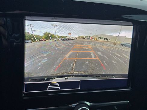 Used 2023 Chevrolet Traverse LT FWD image 19