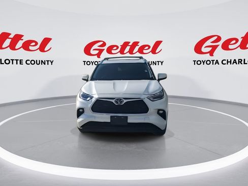 Used 2021 Toyota Highlander XLE image 3