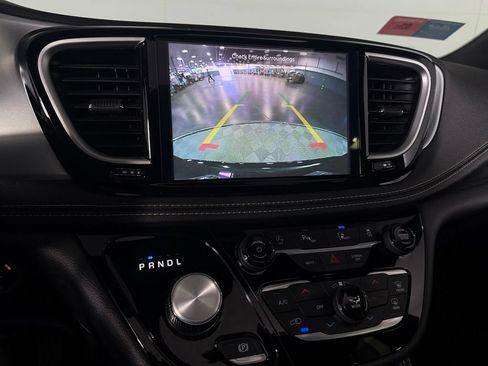 Used 2026 Chrysler Pacifica Limited FWD image 19