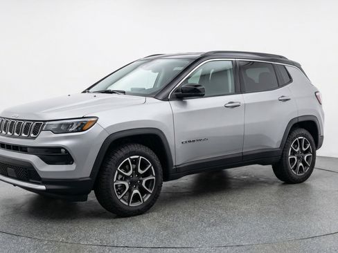 Used 2025 Jeep Compass Trailhawk image 3