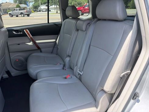 Used 2012 Toyota Highlander Limited w/ Tow Pkg FWD image 11