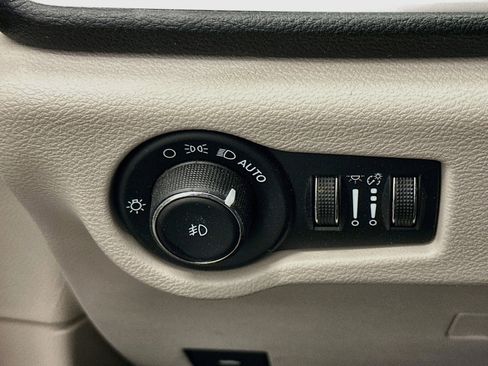 Used 2023 Chrysler Pacifica Touring-L FWD image 17
