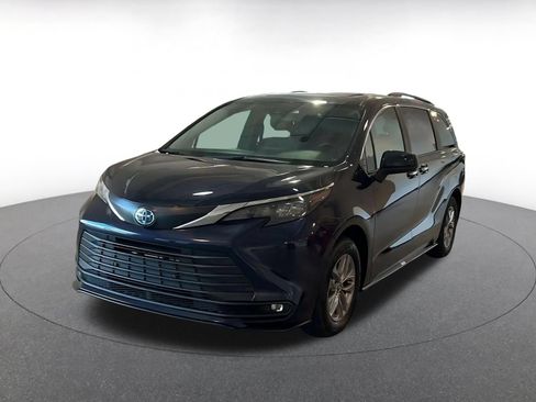 Used 2025 Toyota Sienna XLE FWD image 5