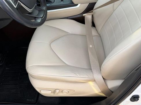 Used 2022 Toyota Highlander XLE image 18