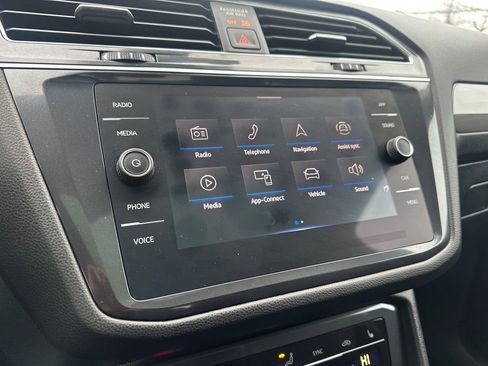 Used 2023 Volkswagen Tiguan SE w/ Panoramic Sunroof Package image 9