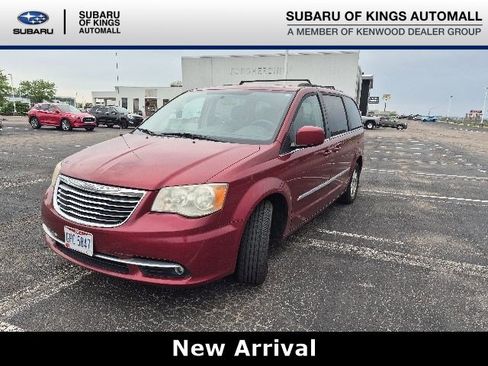 Used 2011 Chrysler Town & Country Touring FWD image 1