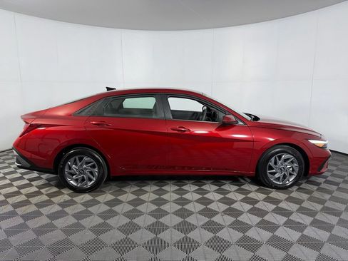Used 2025 Hyundai Elantra Hybrid FWD image 6