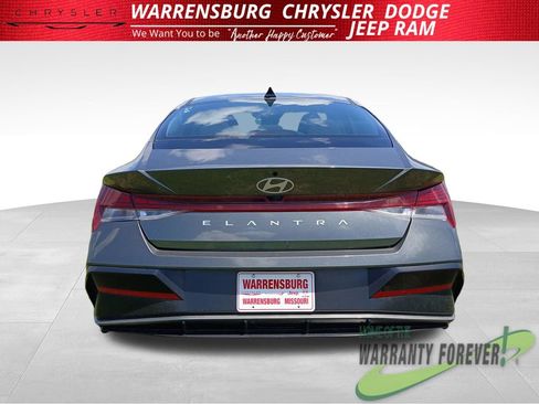 Used 2025 Hyundai Elantra SEL FWD image 5
