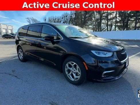 Used 2024 Chrysler Pacifica Limited image 2