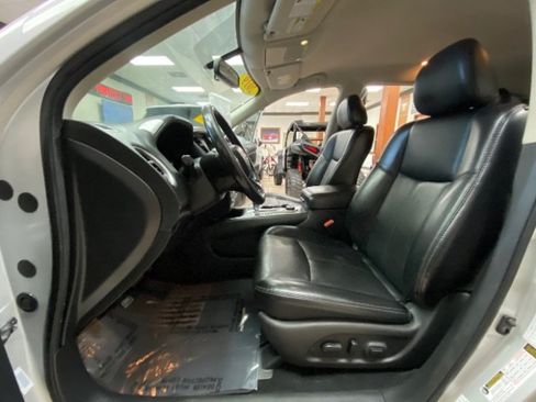 Used 2019 Nissan Pathfinder SL AWD/4WD image 14