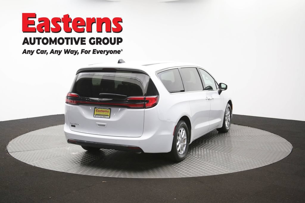 Used 2023 Chrysler Pacifica Touring-L FWD image 42