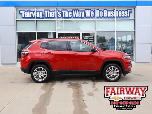 Used 2024 Jeep Compass Latitude w/ Sun and Sound Group AWD/4WD image 1