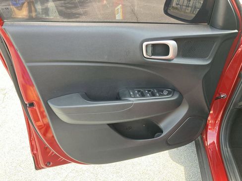 Used 2024 Hyundai Venue SEL FWD image 14