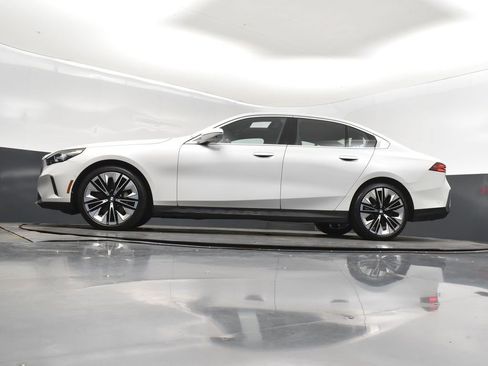 Certified 2025 BMW 530i xDrive w/ Premium Package image 39