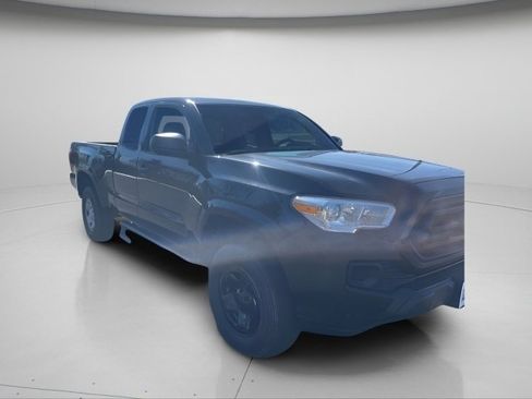 Used 2020 Toyota Tacoma SR image 3