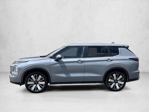 Used 2025 Mitsubishi Outlander SE FWD image 8