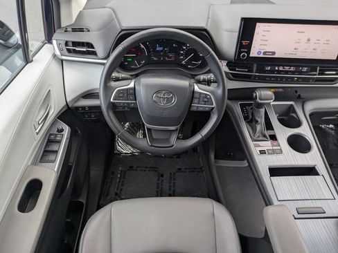 Used 2025 Toyota Sienna XLE FWD image 17