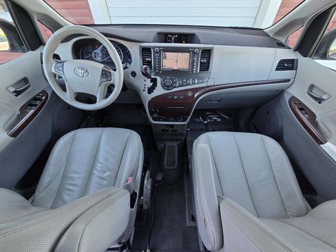 Used 2011 Toyota Sienna XLE image 21