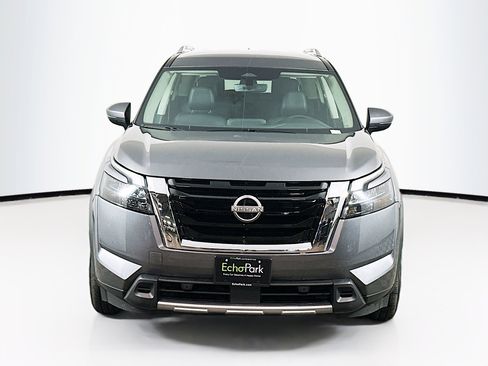 Used 2025 Nissan Pathfinder SL image 2