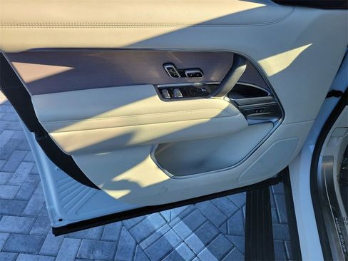 Used 2023 Land Rover Range Rover SE image 23