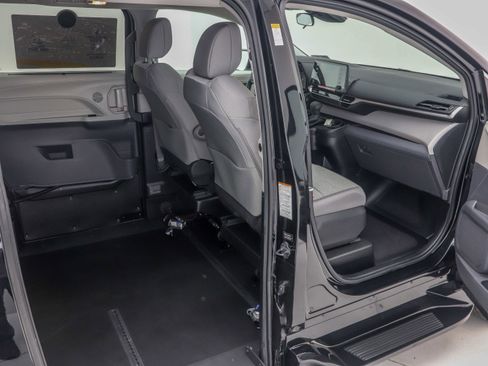 Used 2024 Toyota Sienna LE image 16