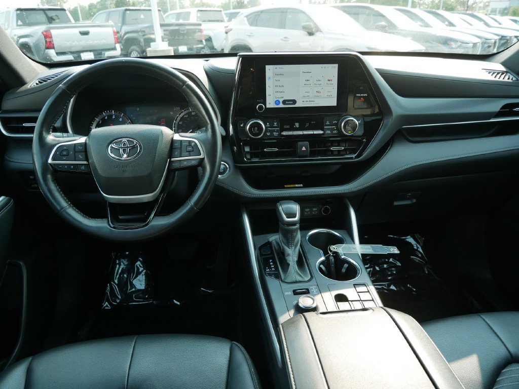 Used 2023 Toyota Highlander XSE AWD/4WD image 13